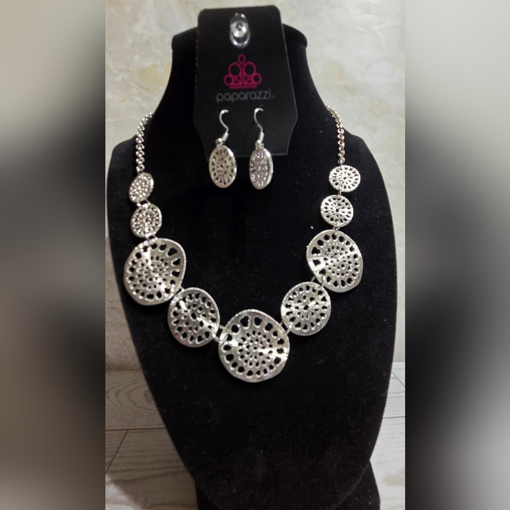 Paparazzi Dazzling Silver Necklace and Earring Set